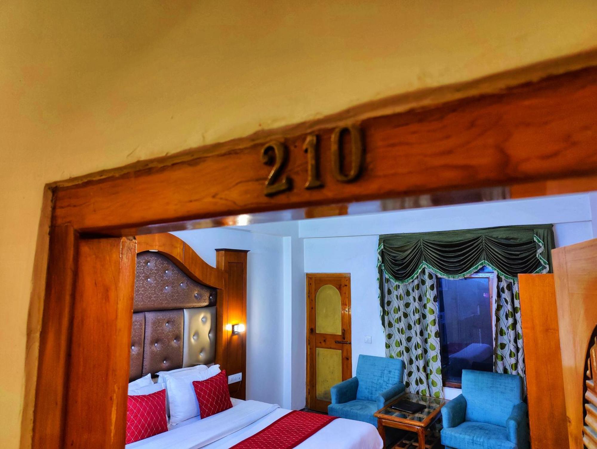 Surya International Hotel Manali Near Mall Road מראה חיצוני תמונה