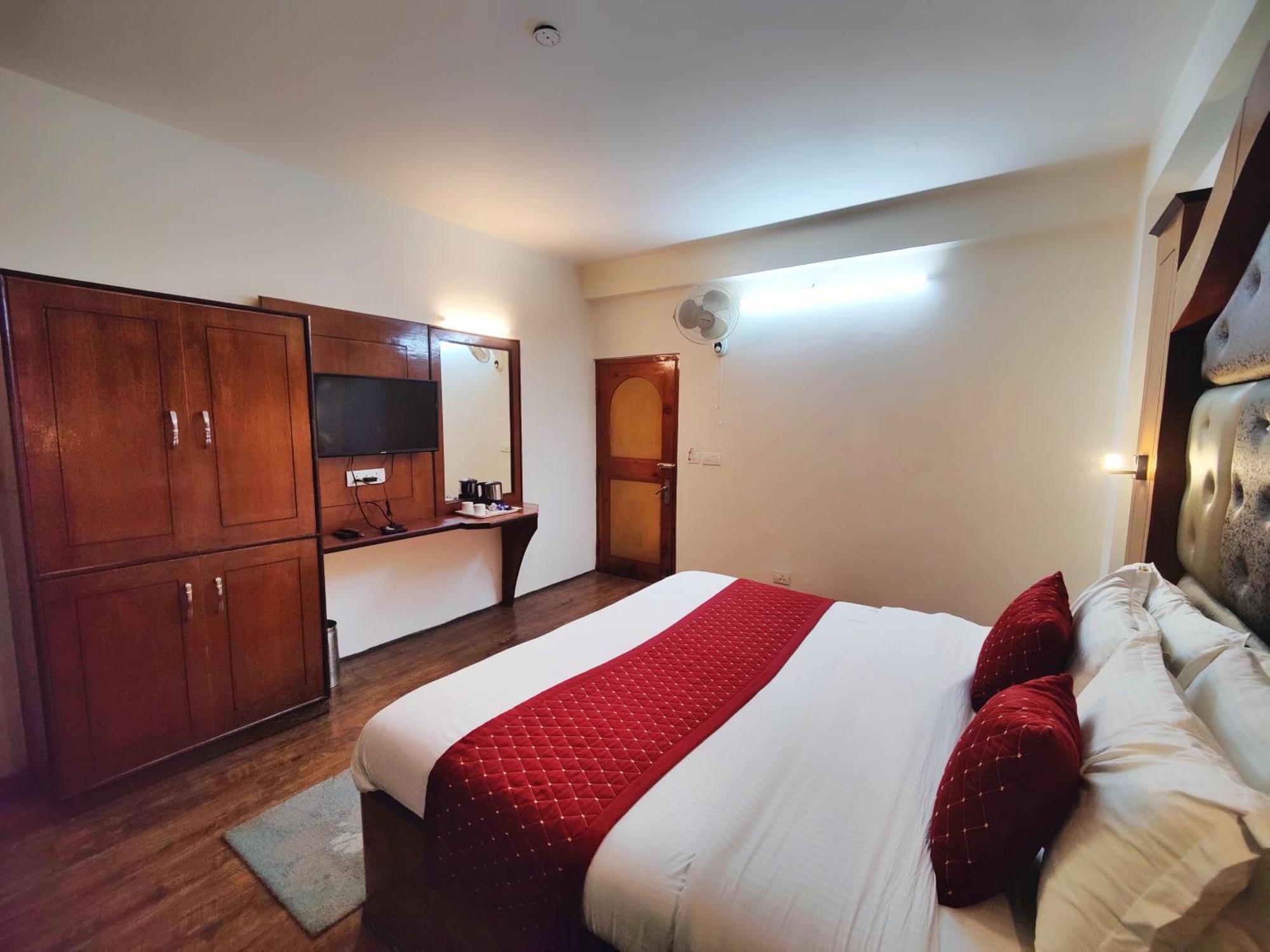 Surya International Hotel Manali Near Mall Road מראה חיצוני תמונה
